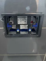 Changement de mécanisme de WC suspendu fuyard dans une entreprise à Carros 2