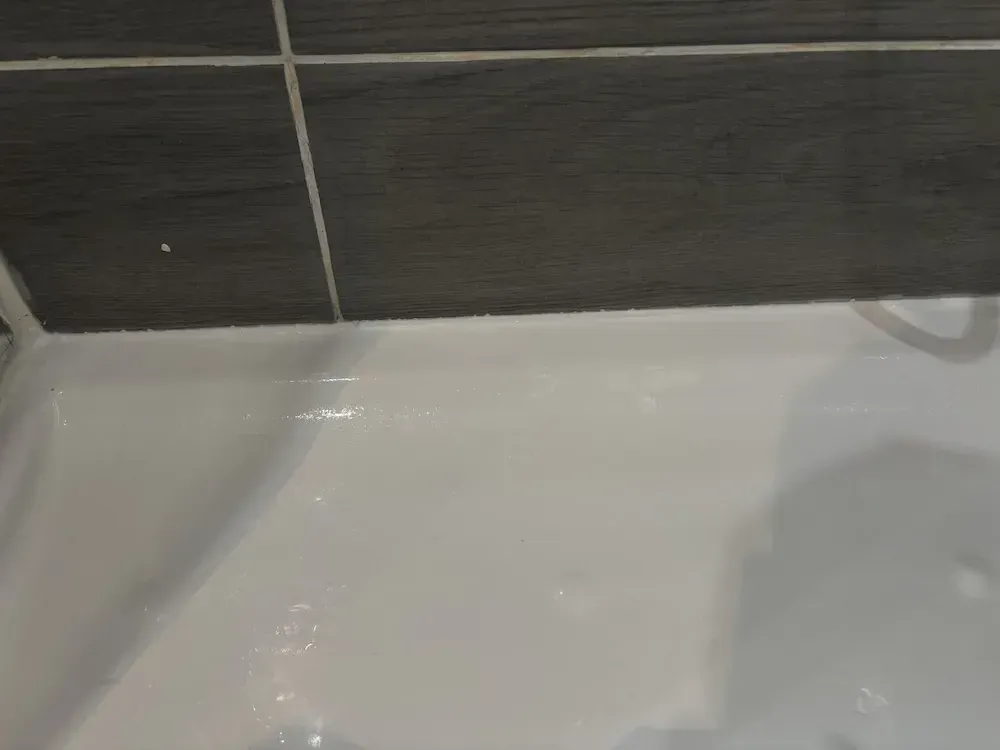 Refaire les joints en silicone d’une douche une étape clé pour éviter les fuites (4)