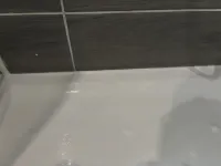 Refaire les joints en silicone d’une douche une étape clé pour éviter les fuites (4)