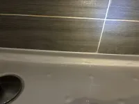 Refaire les joints en silicone d’une douche une étape clé pour éviter les fuites (5)