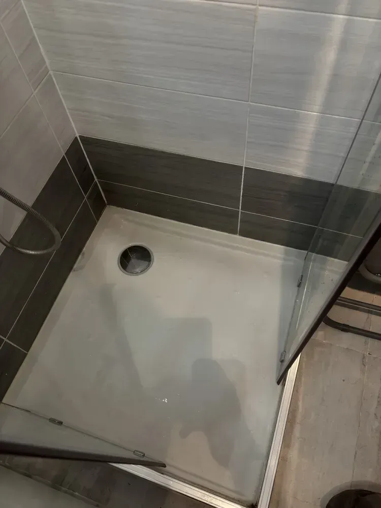 Refaire les joints en silicone d’une douche : une étape clé pour éviter les fuites