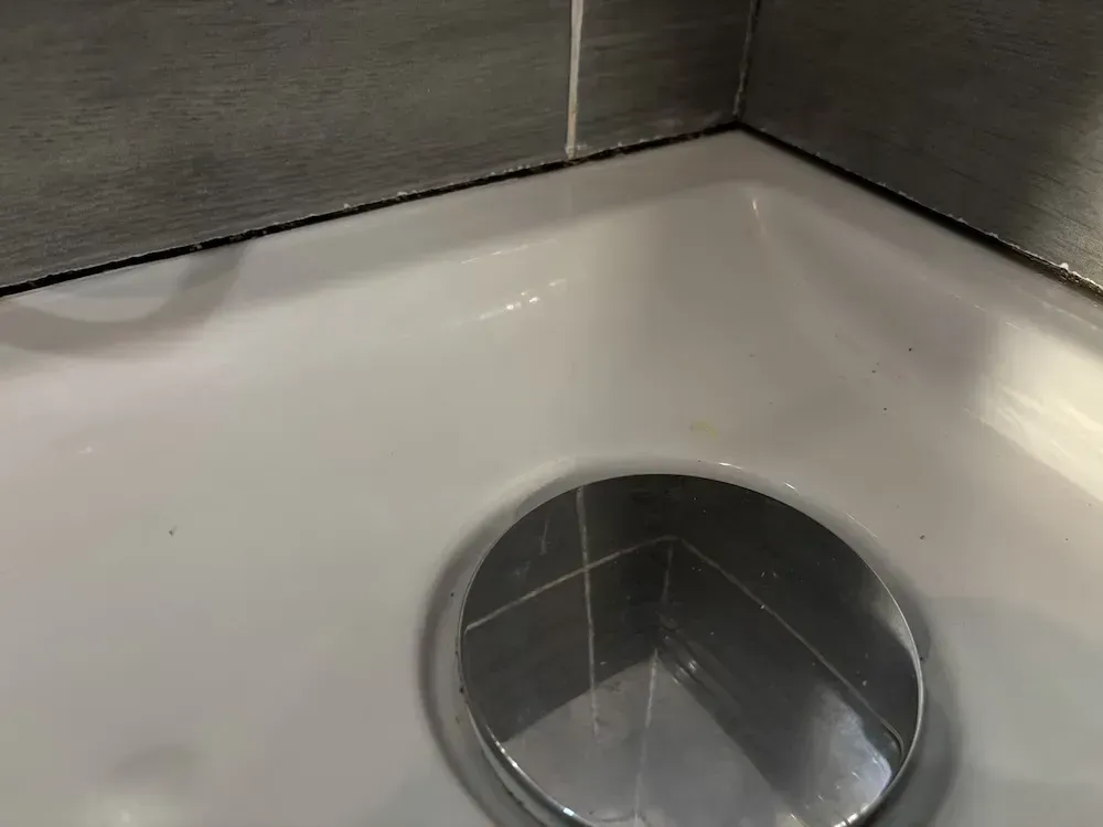 Refaire les joints en silicone d’une douche une étape clé pour éviter les fuites (3)