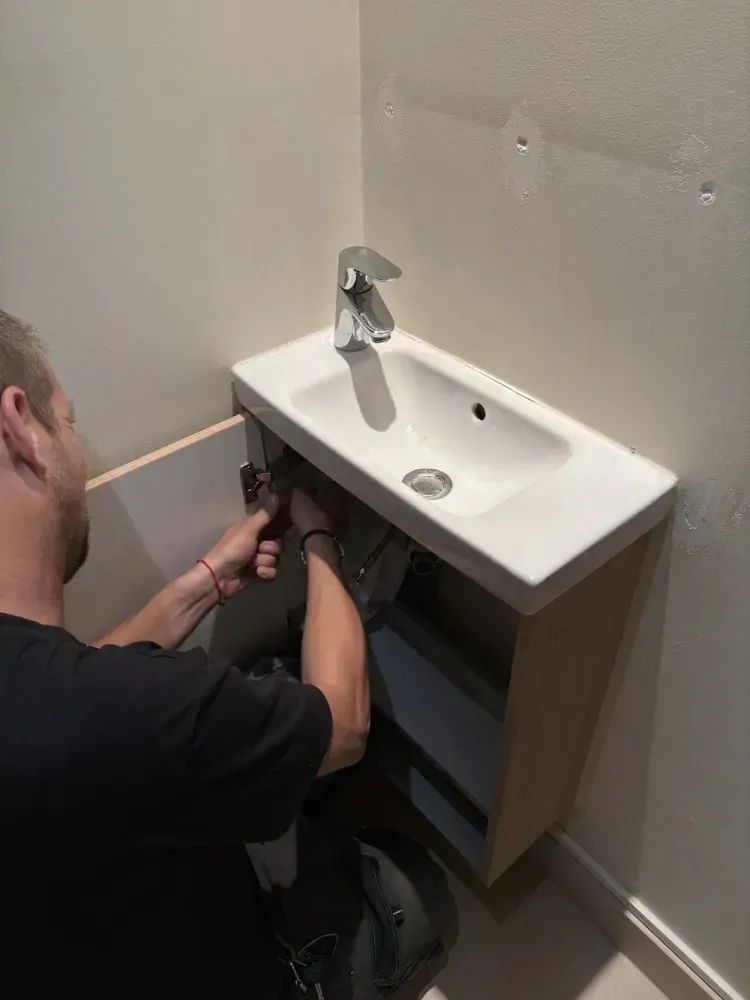 Remplacement d’un meuble lave-mains dans un WC  les conseils de votre plombier à Nice