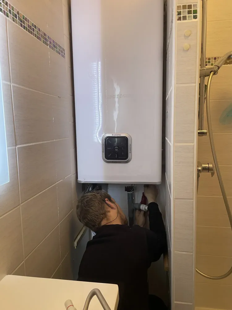 Remplacement de ballon d’eau chaude dans une salle de bain à Cagnes-sur-Mer par un plombier professionnel